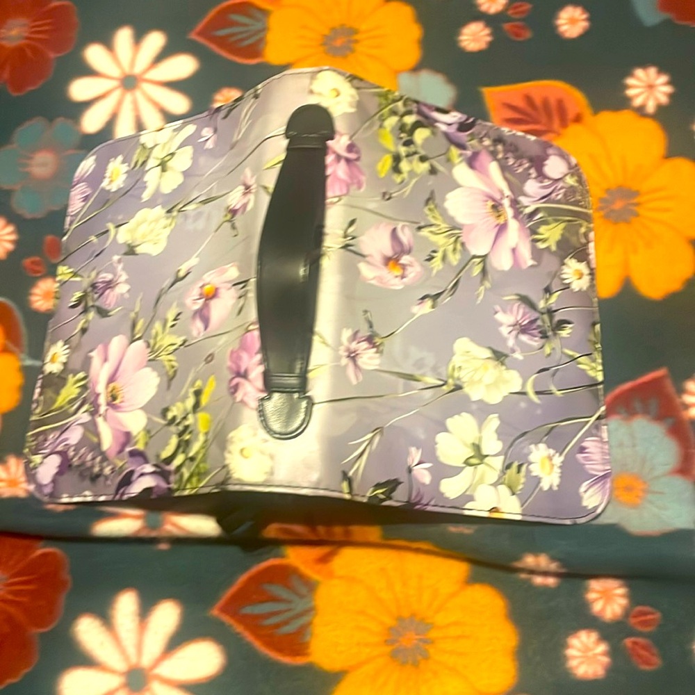Bible carrying case with flower design and many pockets on the inside